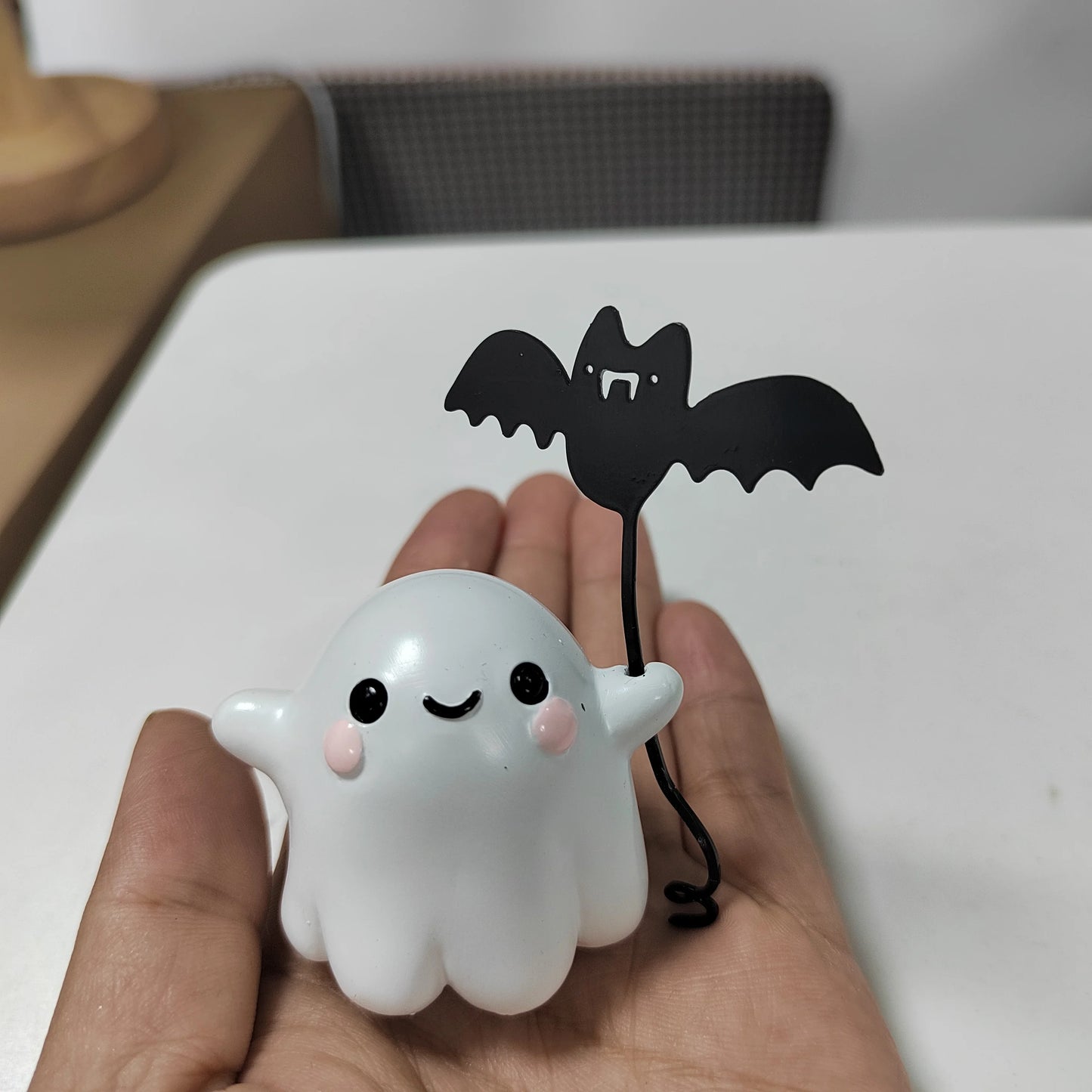 Halloween Cute Ghost with Bat Balloon Decoration – Spooky Desktop Party Ornament Gift
